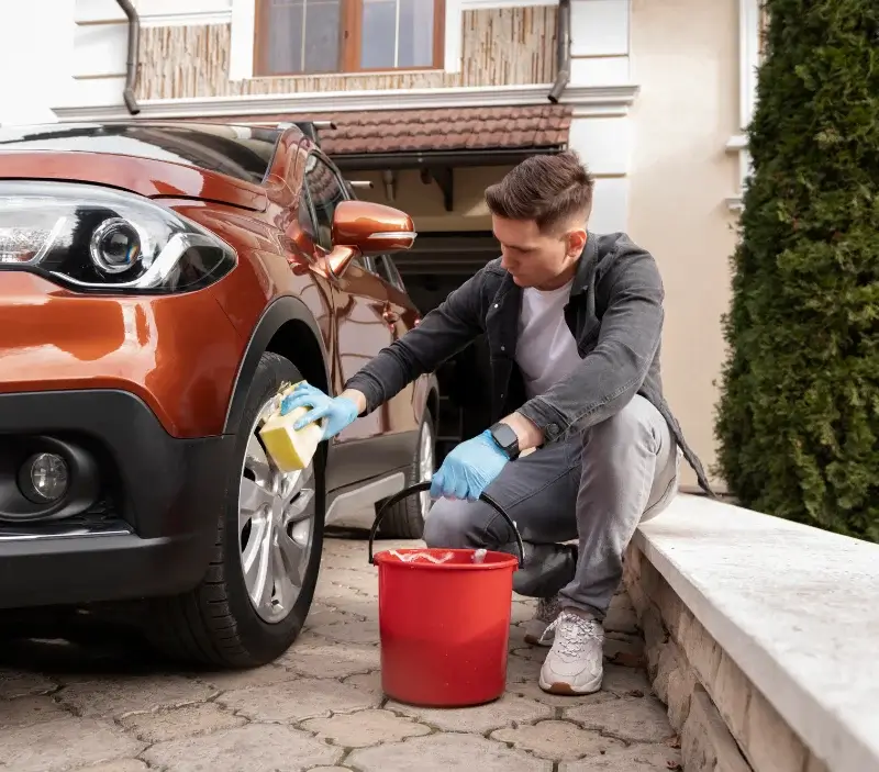 Lavage auto à domicile Saint-Martin-de-Bonfossé : professionnel intervenant sur un véhicule
